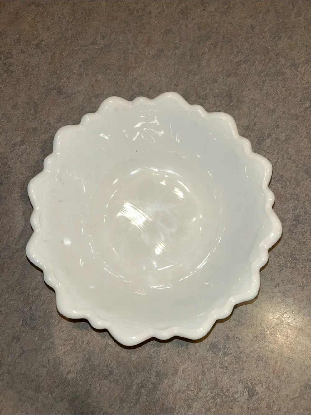 Beautiful vintage milk glass White Scalloped Glass Serving Bowl - Unbranded